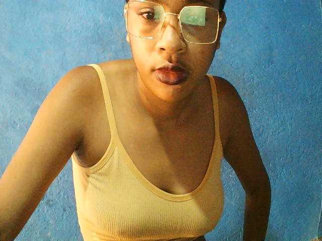 TriciaBella's BongaCams show and profile