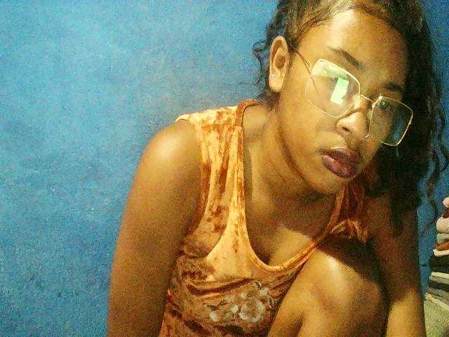 TriciaBella's BongaCams show and profile