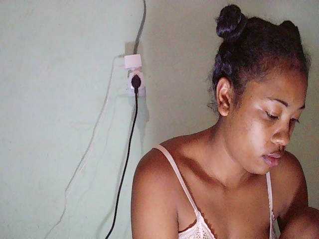 TriciaBella's BongaCams show and profile