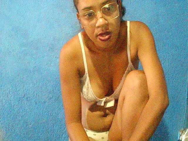 TriciaBella's BongaCams show and profile