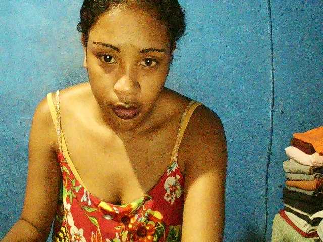 TriciaBella live cam profile