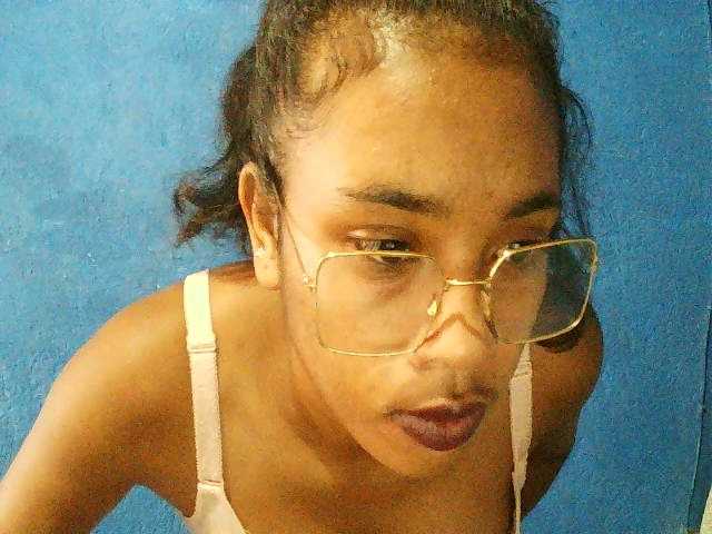 TriciaBella's BongaCams show and profile