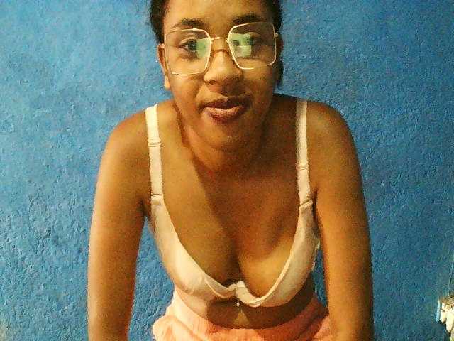 TriciaBella's BongaCams show and profile