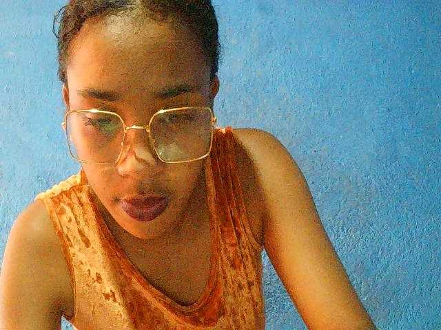 TriciaBella's BongaCams show and profile