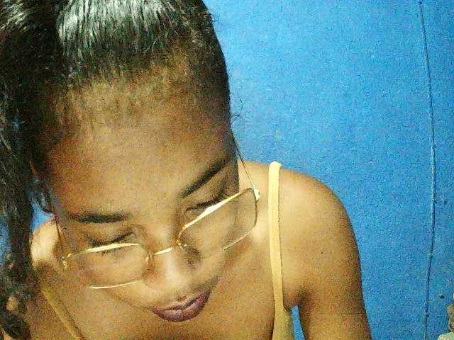 TriciaBella's BongaCams show and profile