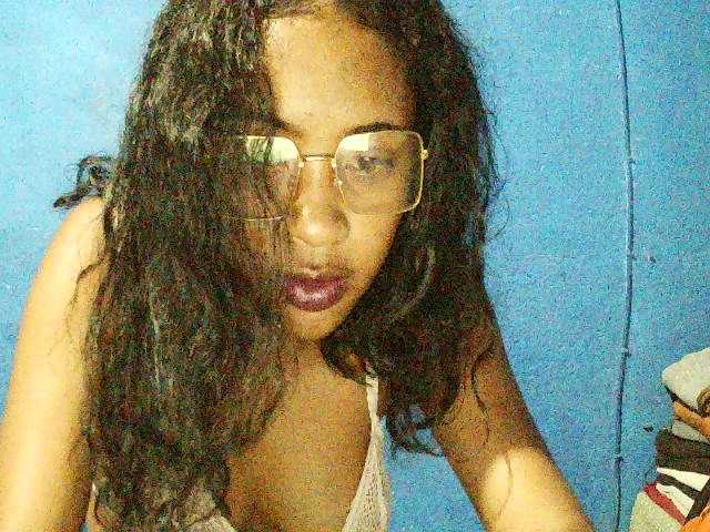 TriciaBella's BongaCams show and profile