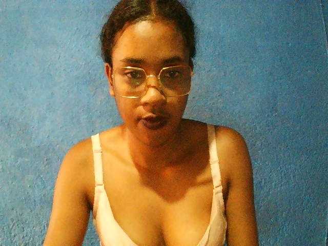 TriciaBella's BongaCams show and profile