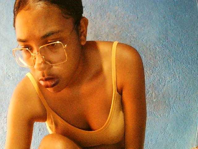 TriciaBella's BongaCams show and profile