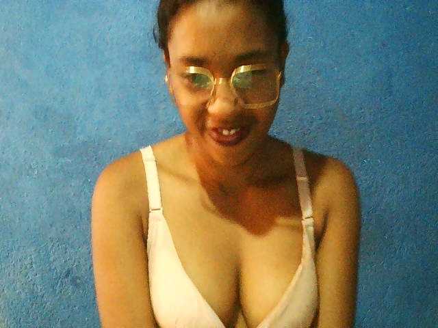 TriciaBella's BongaCams show and profile