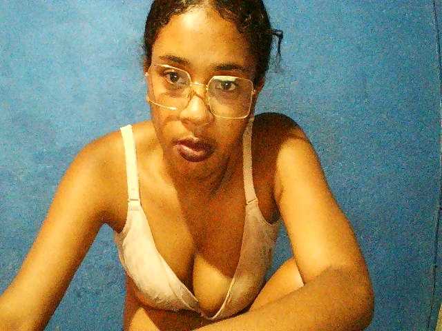 TriciaBella's BongaCams show and profile