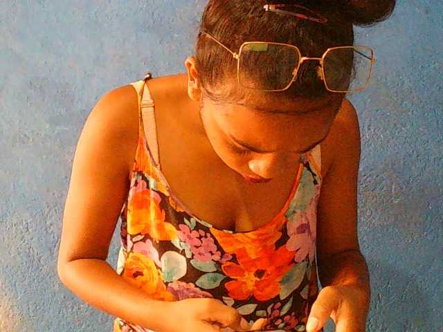 TriciaBella's BongaCams show and profile