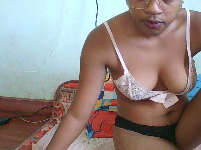 TriciaBella's BongaCams show and profile