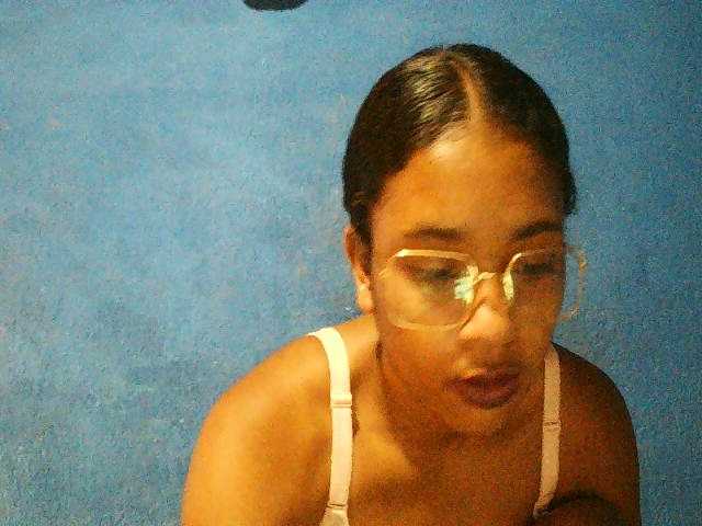 TriciaBella's BongaCams show and profile