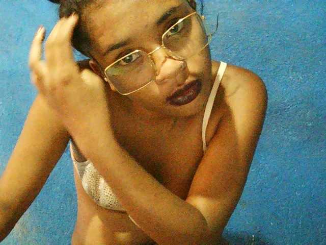 TriciaBella's BongaCams show and profile