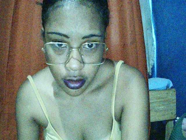 TriciaBella's BongaCams show and profile