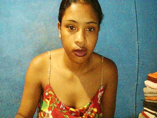 TriciaBella live cam profile