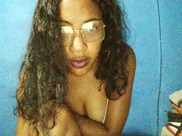 TriciaBella's BongaCams show and profile