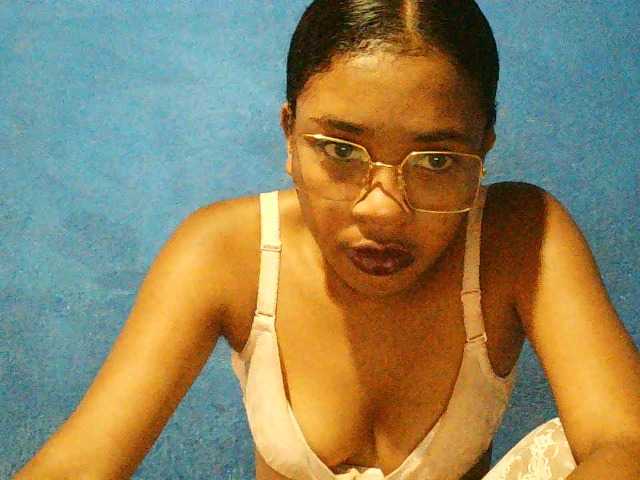 TriciaBella's BongaCams show and profile