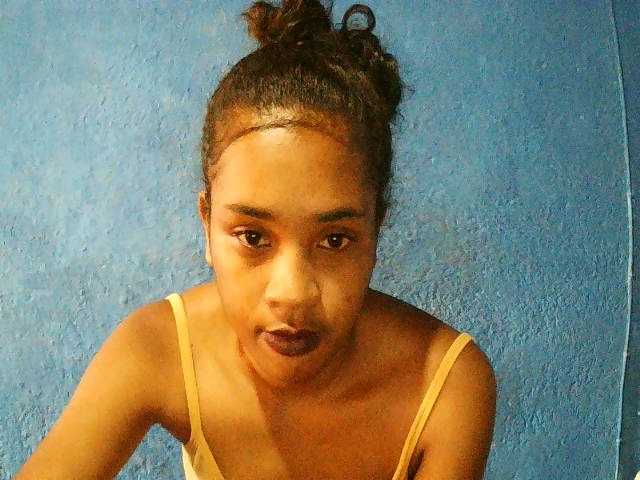 TriciaBella's BongaCams show and profile