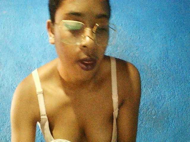 TriciaBella's BongaCams show and profile