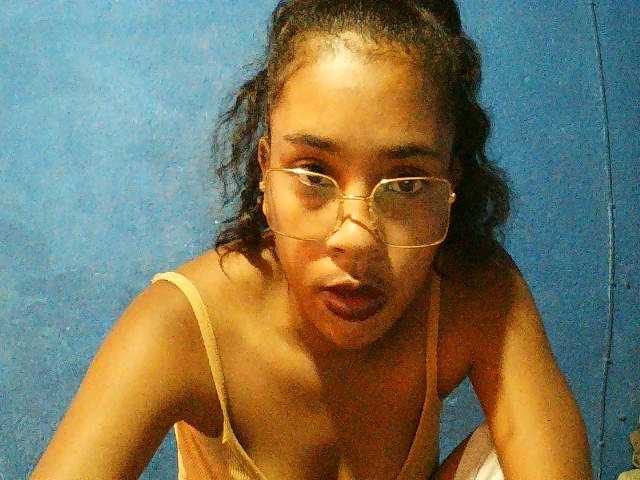 TriciaBella's BongaCams show and profile