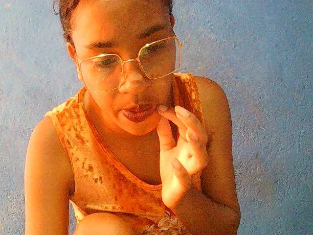 TriciaBella's BongaCams show and profile