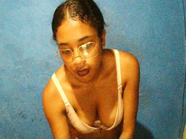 TriciaBella's BongaCams show and profile