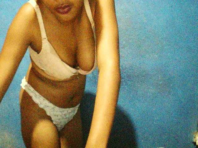 TriciaBella's BongaCams show and profile