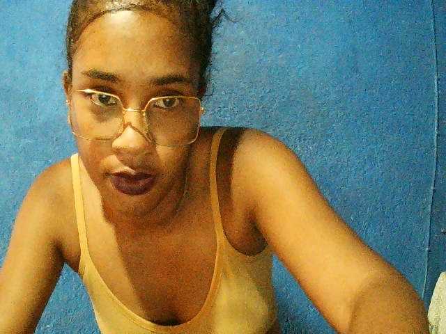 TriciaBella's BongaCams show and profile