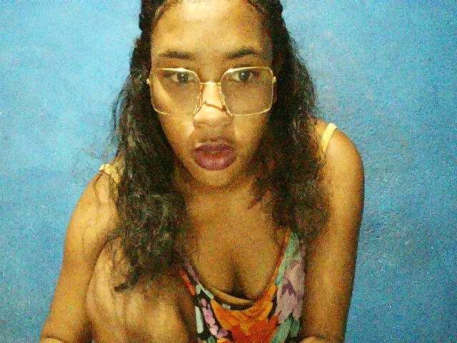 TriciaBella's BongaCams show and profile