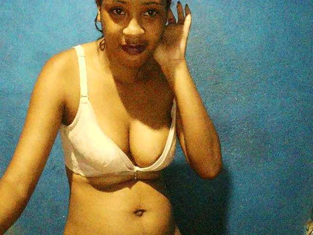 TriciaBella live cam profile