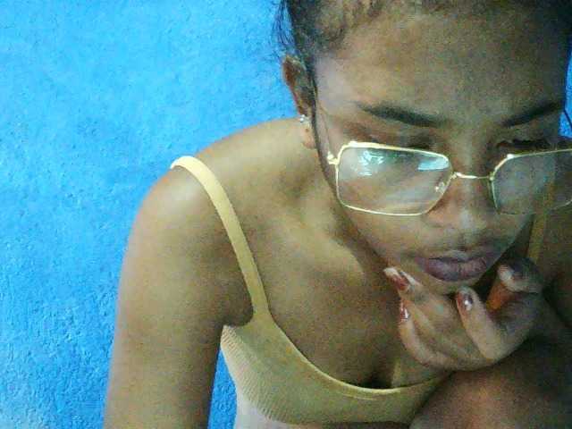 TriciaBella's BongaCams show and profile