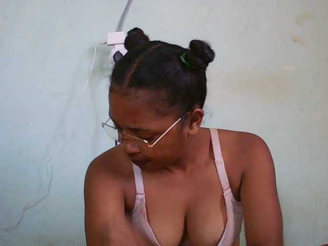 TriciaBella's BongaCams show and profile