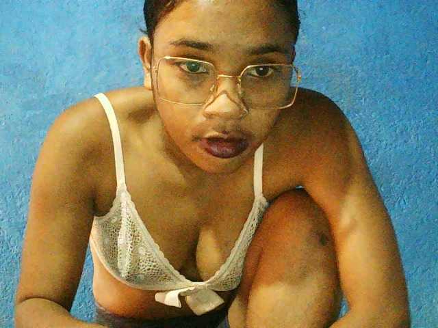 TriciaBella's BongaCams show and profile