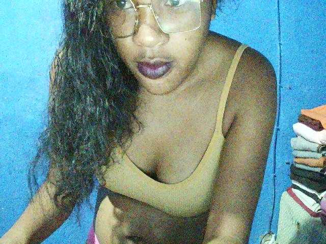 TriciaBella's BongaCams show and profile