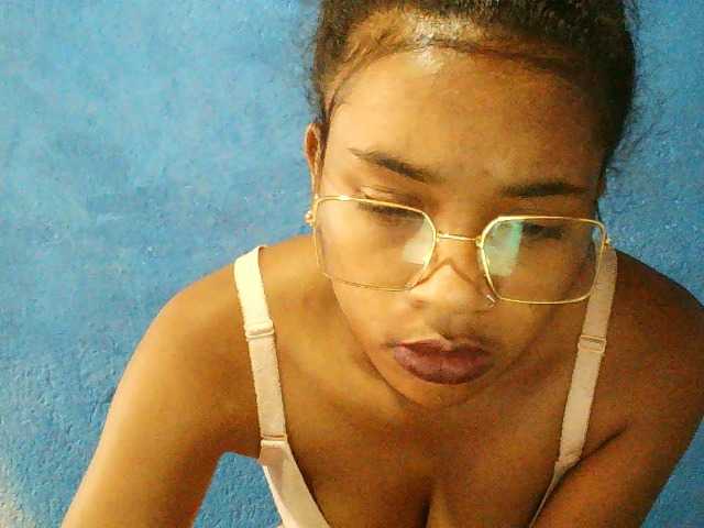 TriciaBella's BongaCams show and profile