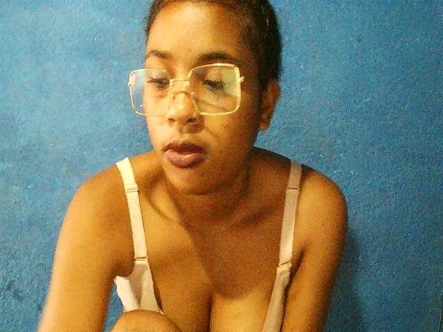 TriciaBella's BongaCams show and profile