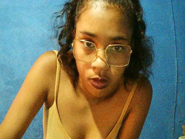 TriciaBella's BongaCams show and profile