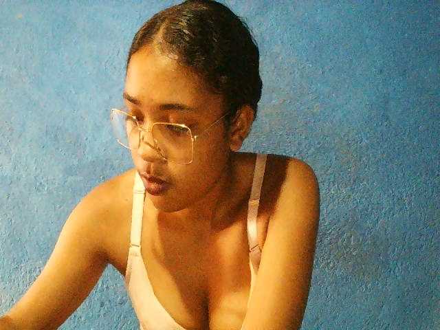 TriciaBella's BongaCams show and profile