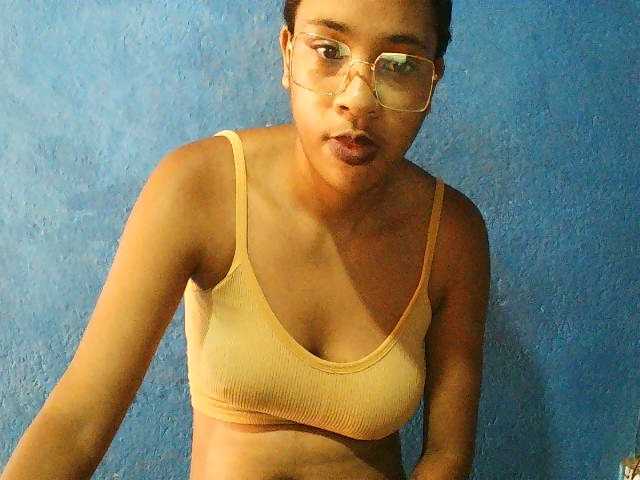 TriciaBella's BongaCams show and profile