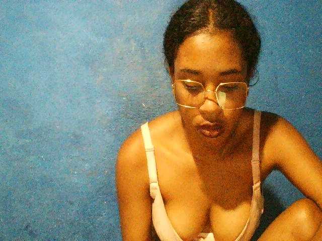 TriciaBella's BongaCams show and profile