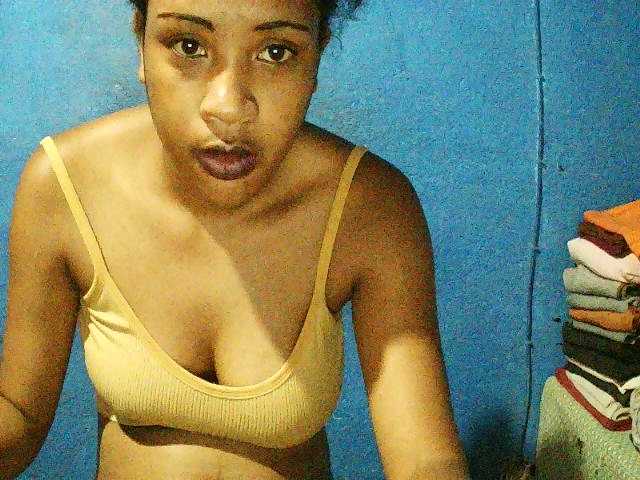 TriciaBella's BongaCams show and profile