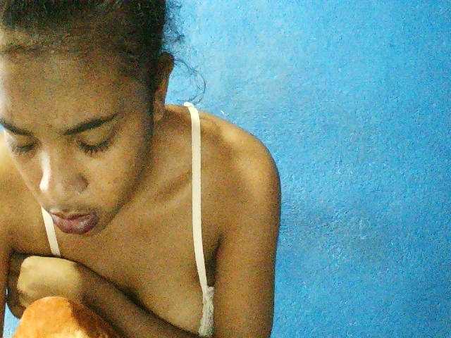 TriciaBella's BongaCams show and profile