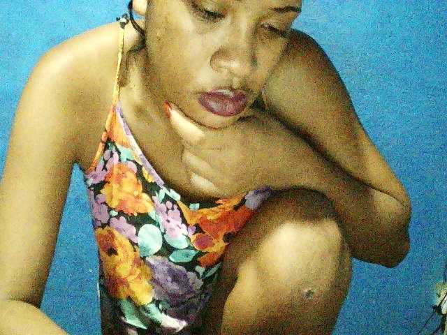 TriciaBella live cam profile