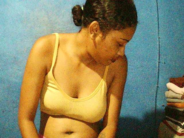 TriciaBella's BongaCams show and profile