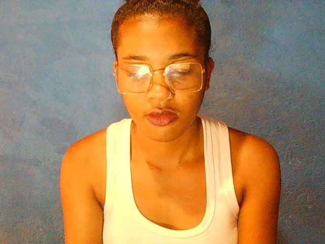 TriciaBella's BongaCams show and profile