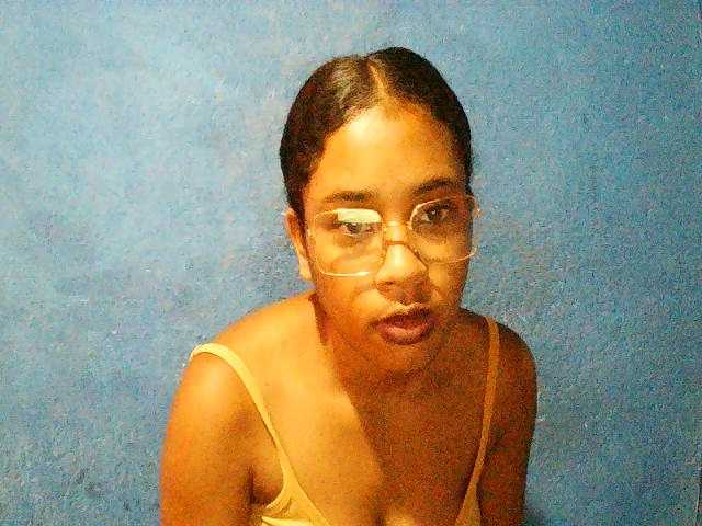 TriciaBella's BongaCams show and profile