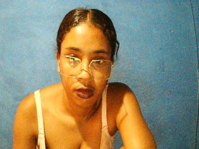 TriciaBella's BongaCams show and profile