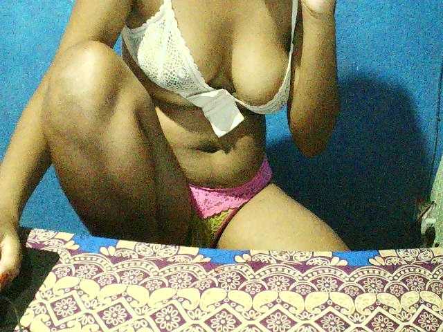 TriciaBella live cam profile