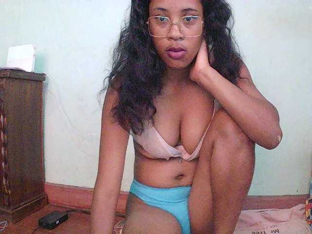 TriciaBella's BongaCams show and profile